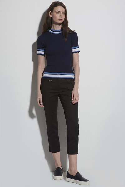 Брюки укороченные зауженные к низу черного цвета VASSA CODE, пол женский, цвет черный