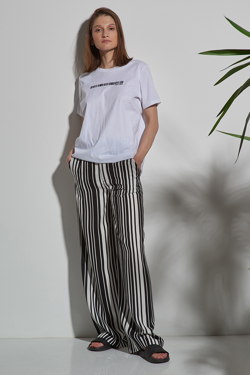 Брюки прямые черные в белую полоску VASSA CODE, пол женский, цвет черный