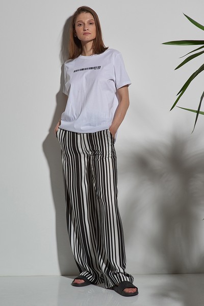 Брюки прямые черные в белую полоску VASSA CODE, пол женский, цвет черный