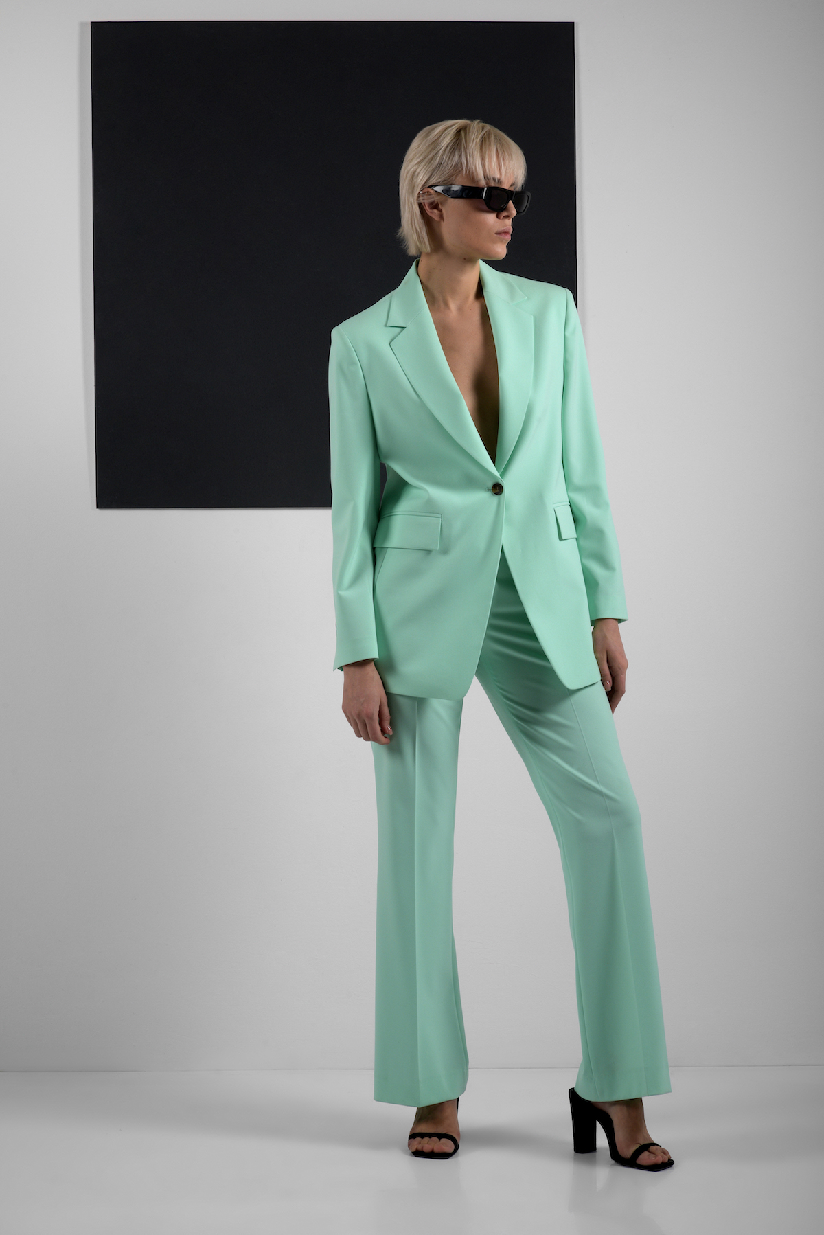 Брюки расклешенного силуэта VASSA&Co, пол женский, цвет зеленый