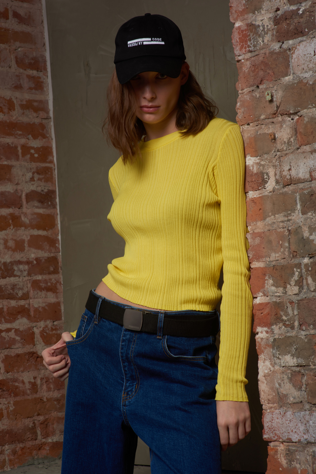 Укороченный трикотажный топ в рубчик VASSA CODE, пол женский, цвет желтый