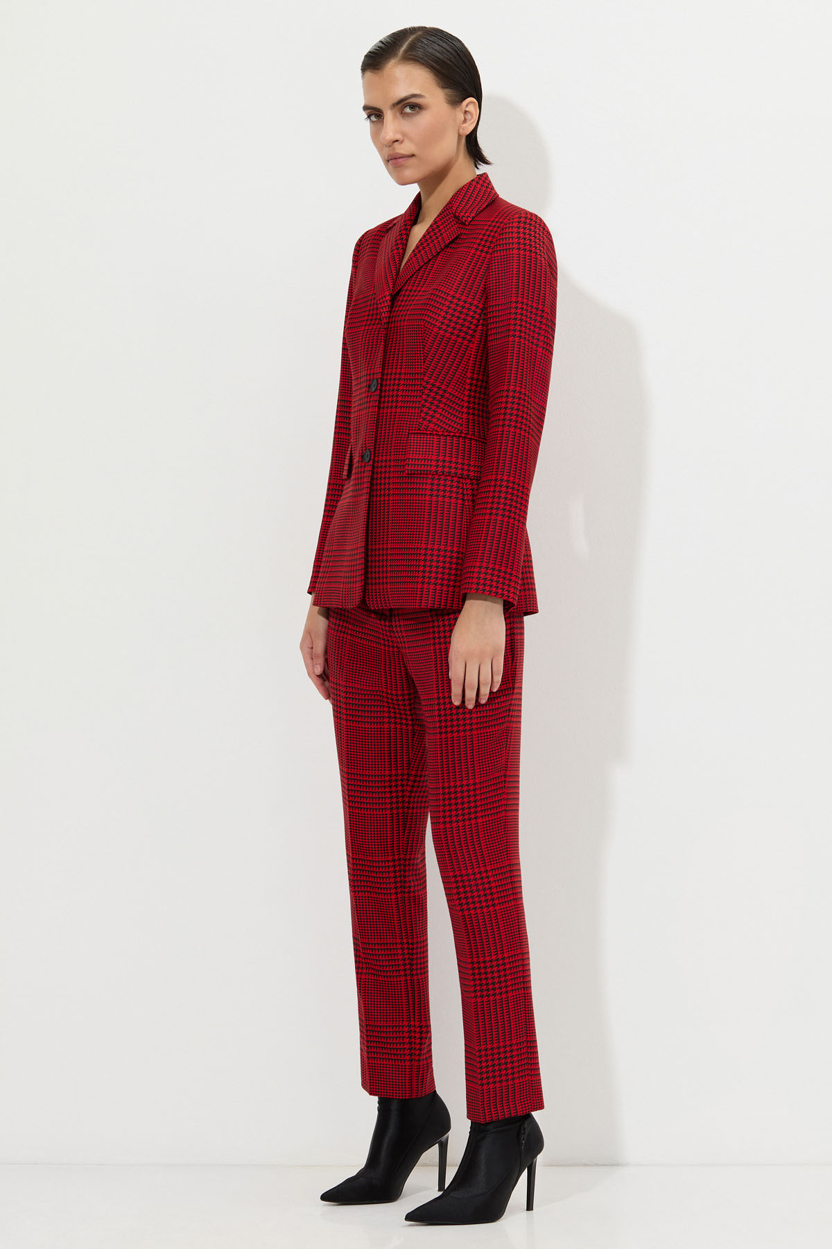 Брюки классические VASSA&Co, пол женский, цвет красный