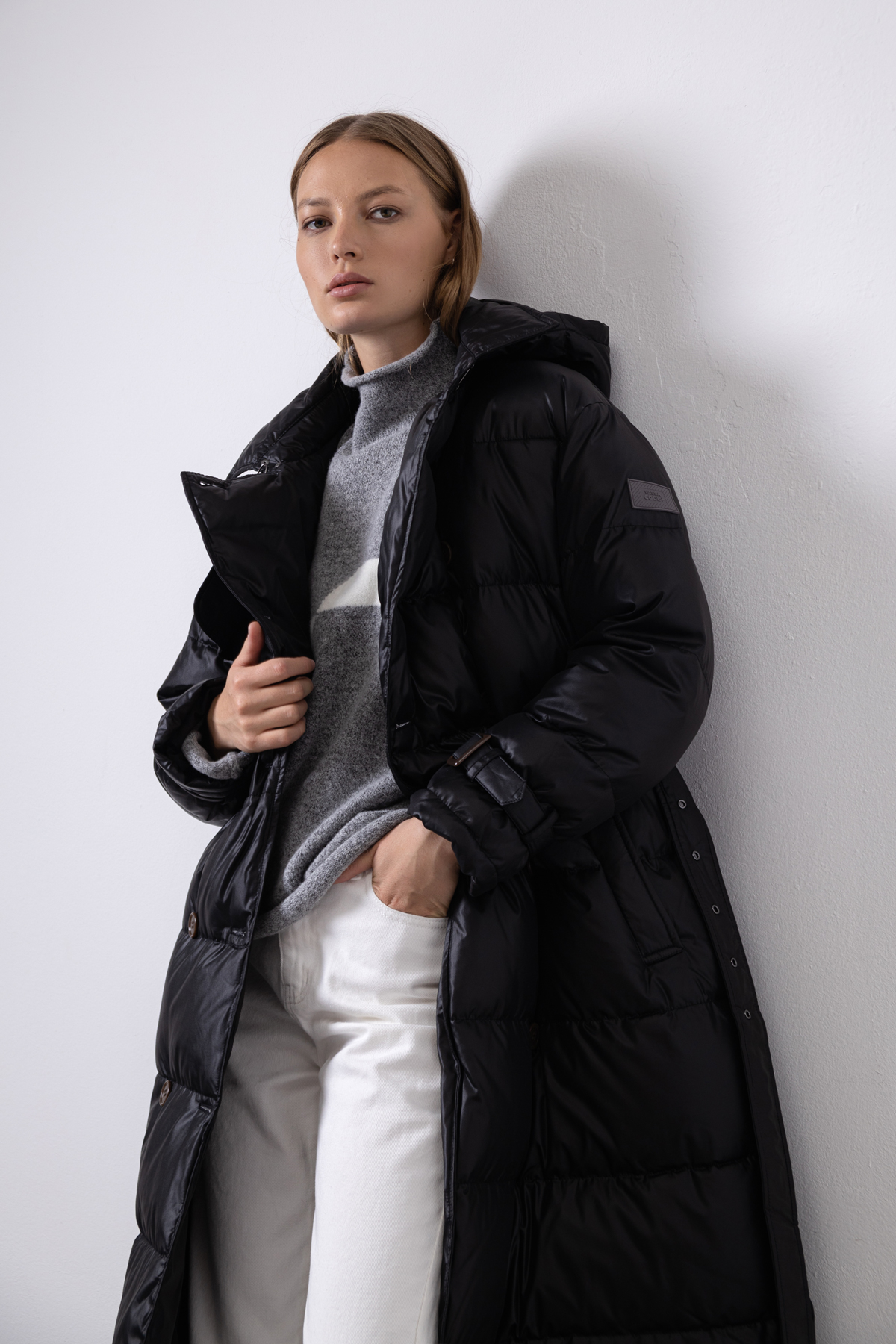 Пальто на молнии с капюшоном на кнопках VASSA CODE, пол женский, цвет черный