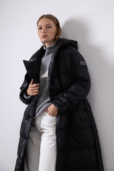 Пальто на молнии с капюшоном на кнопках VASSA CODE, пол женский, цвет черный