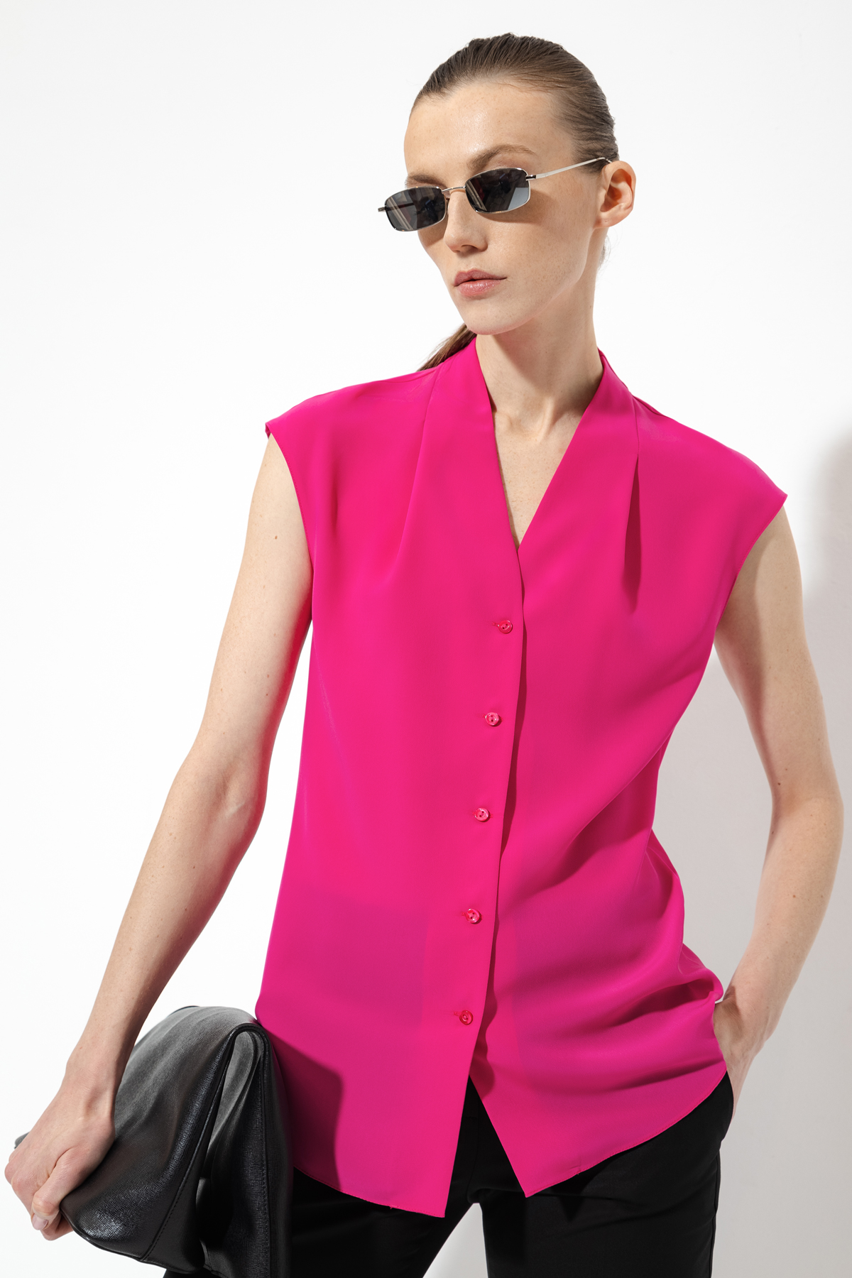 Блузка с V-образным вырезом VASSA&Co, пол женский, цвет розовый