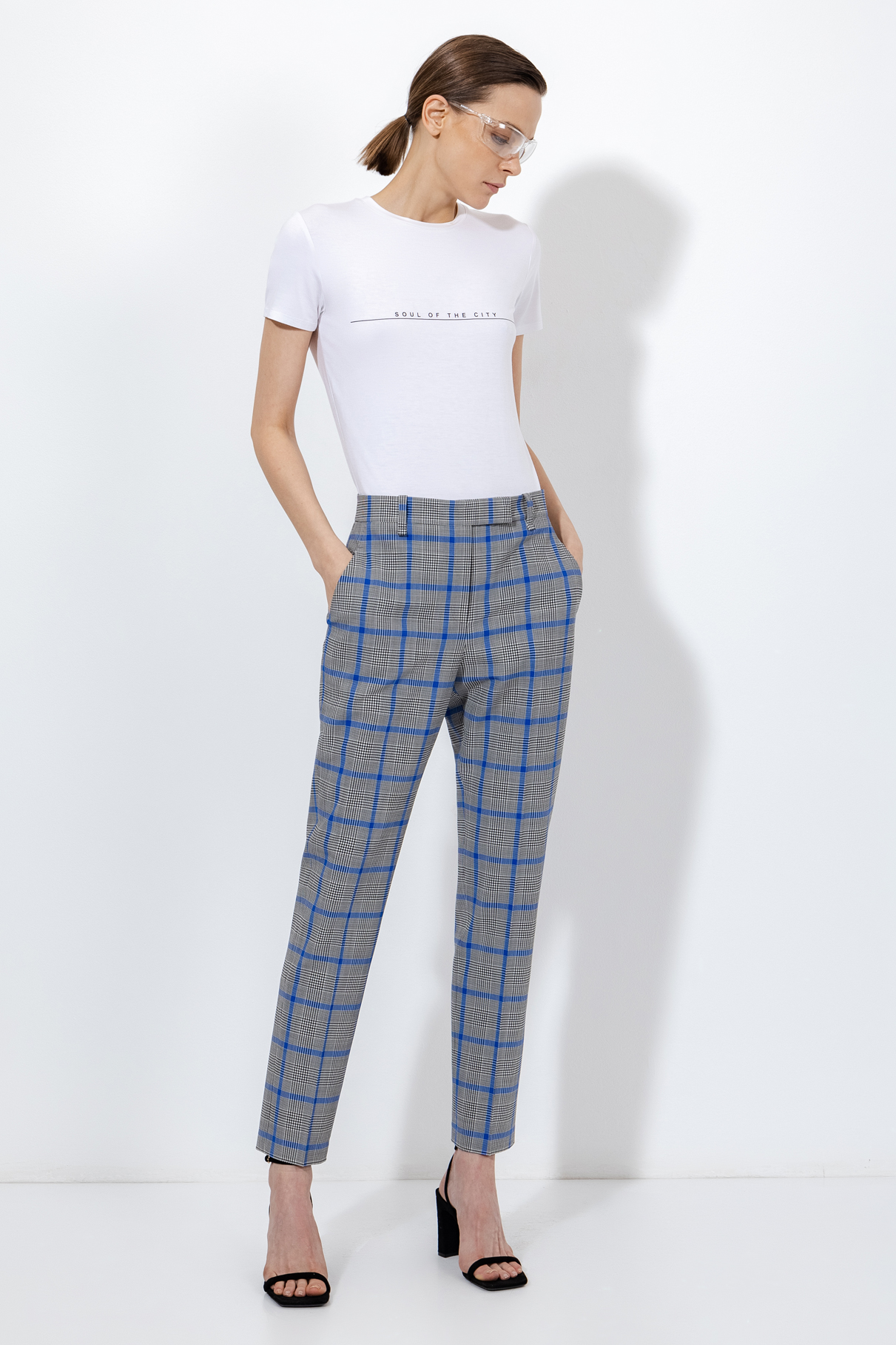 Прямые брюки в клетку VASSA&Co, пол женский, цвет синий