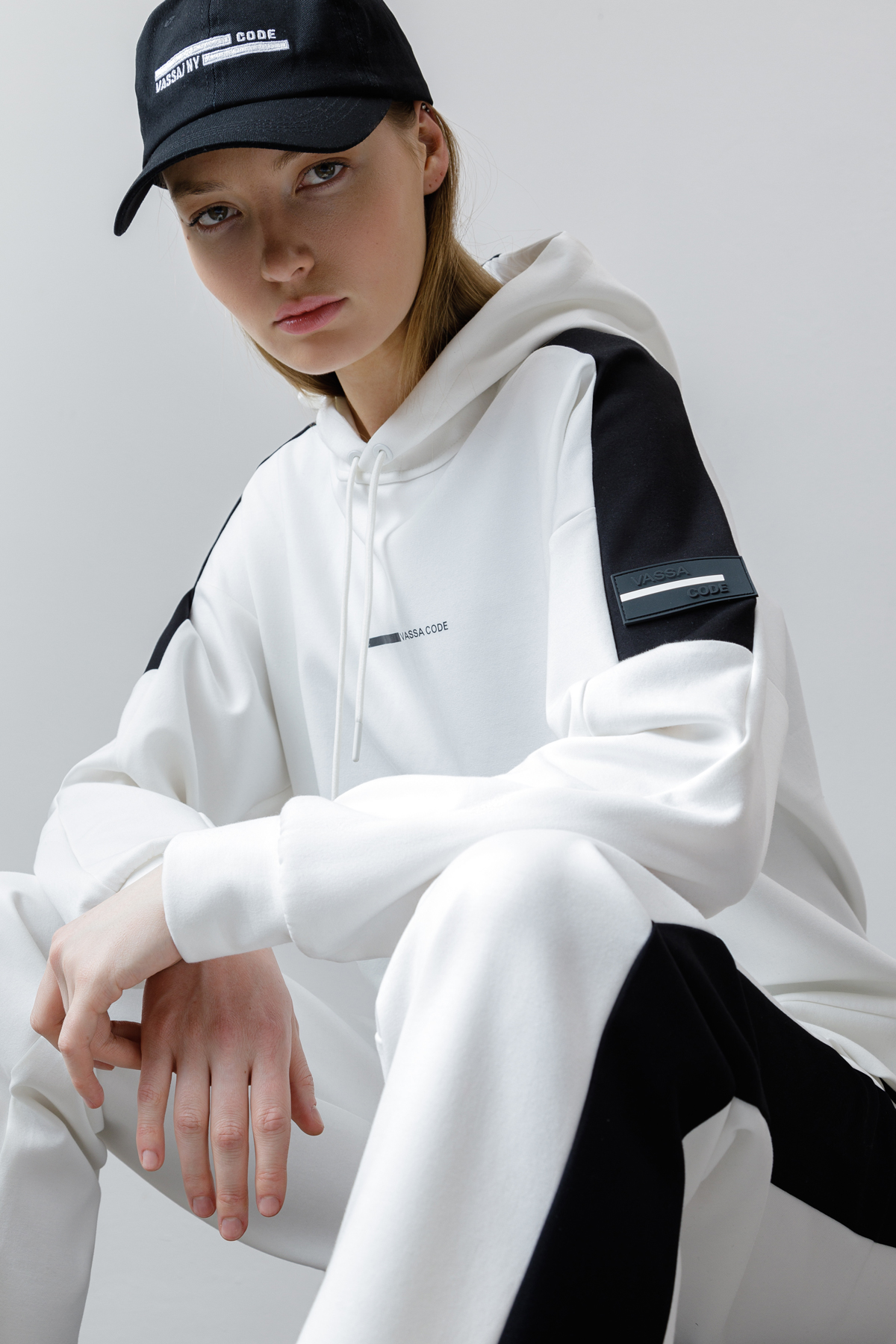 Худи с контрастными вставками , пол женский, цвет белый