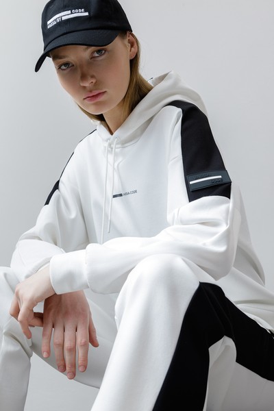Худи с контрастными вставками , пол женский, цвет белый