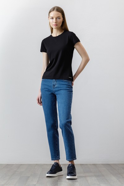 Футболка приталенного кроя , пол женский, цвет черный