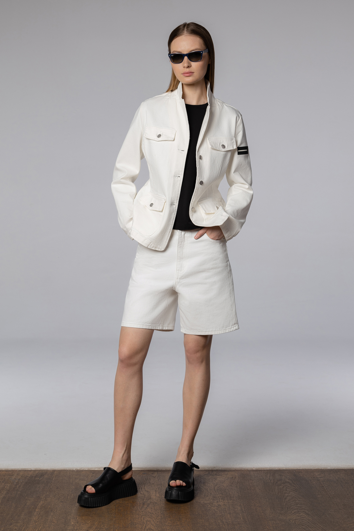 Джинсовые шорты в молочном оттенке , пол женский, цвет белый