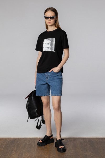 Джинсовые шорты , пол женский, цвет голубой