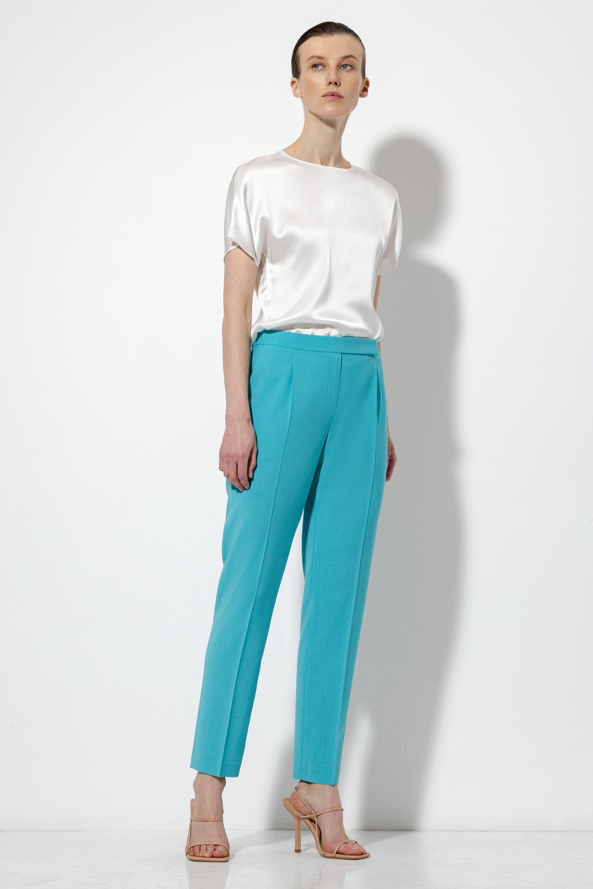 Зауженные брюки VASSA&Co, пол женский, цвет голубой