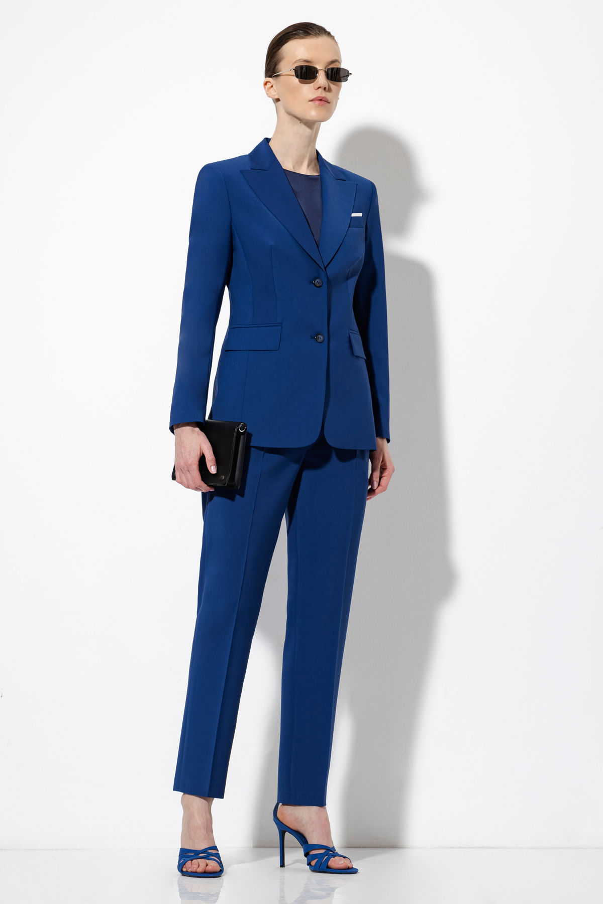 Зауженные брюки VASSA&Co, пол женский, цвет синий