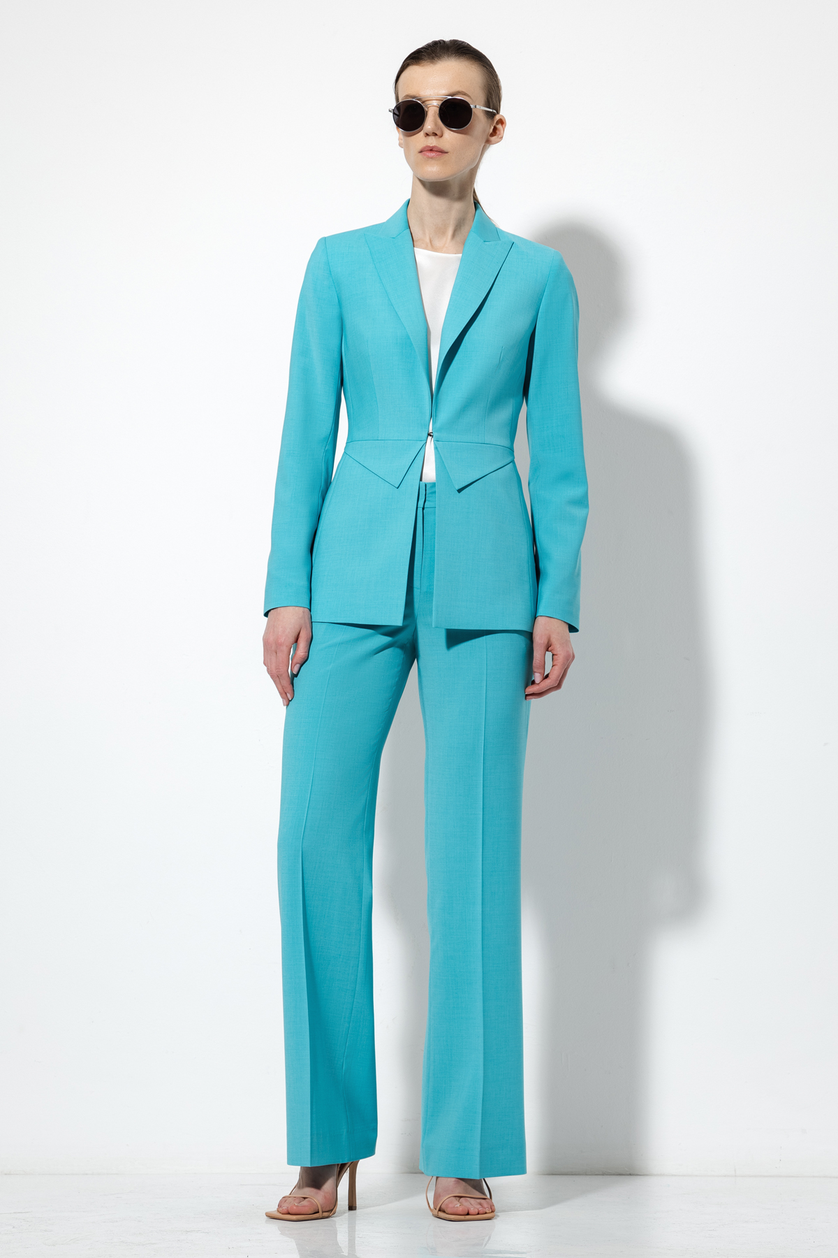 Приталенный жакет VASSA&Co, пол female, цвет голубой