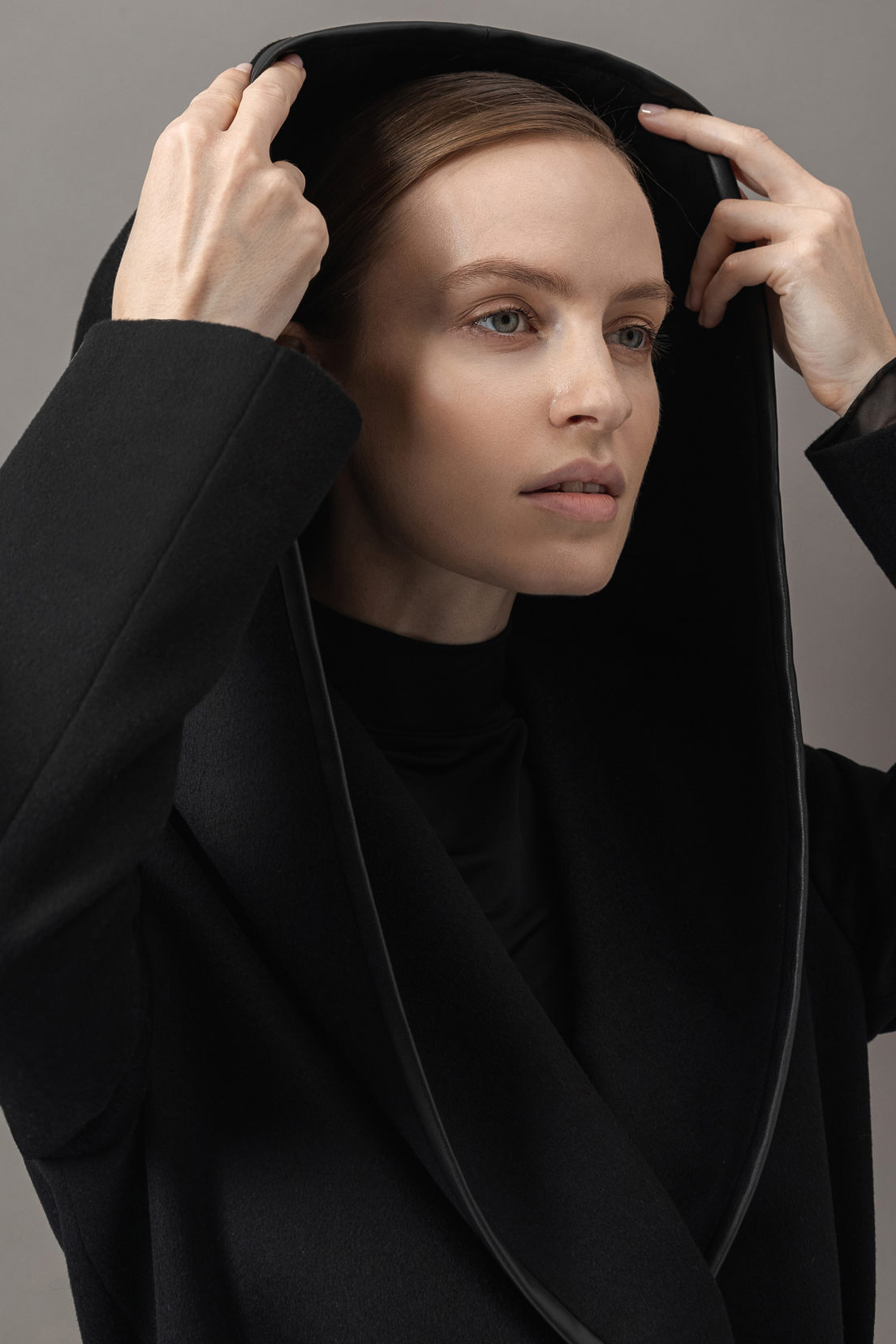 Пальто с капюшоном VASSA&Co, пол женский, цвет черный