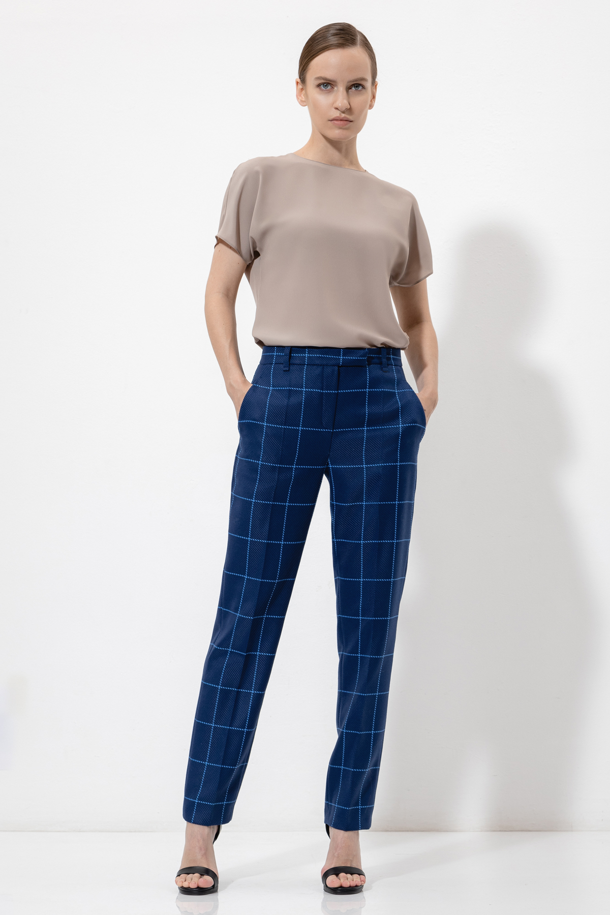 Брюки в клетку VASSA&Co, пол женский, цвет синий