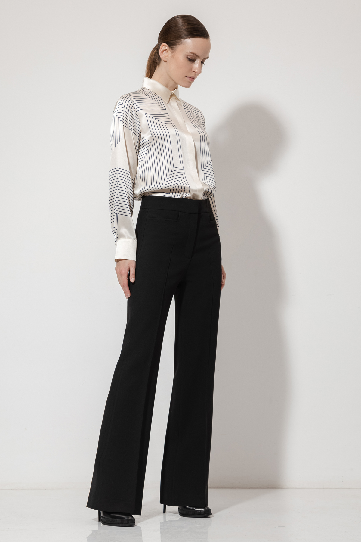 Брюки с застроченными стрелками VASSA&Co, пол женский, цвет черный