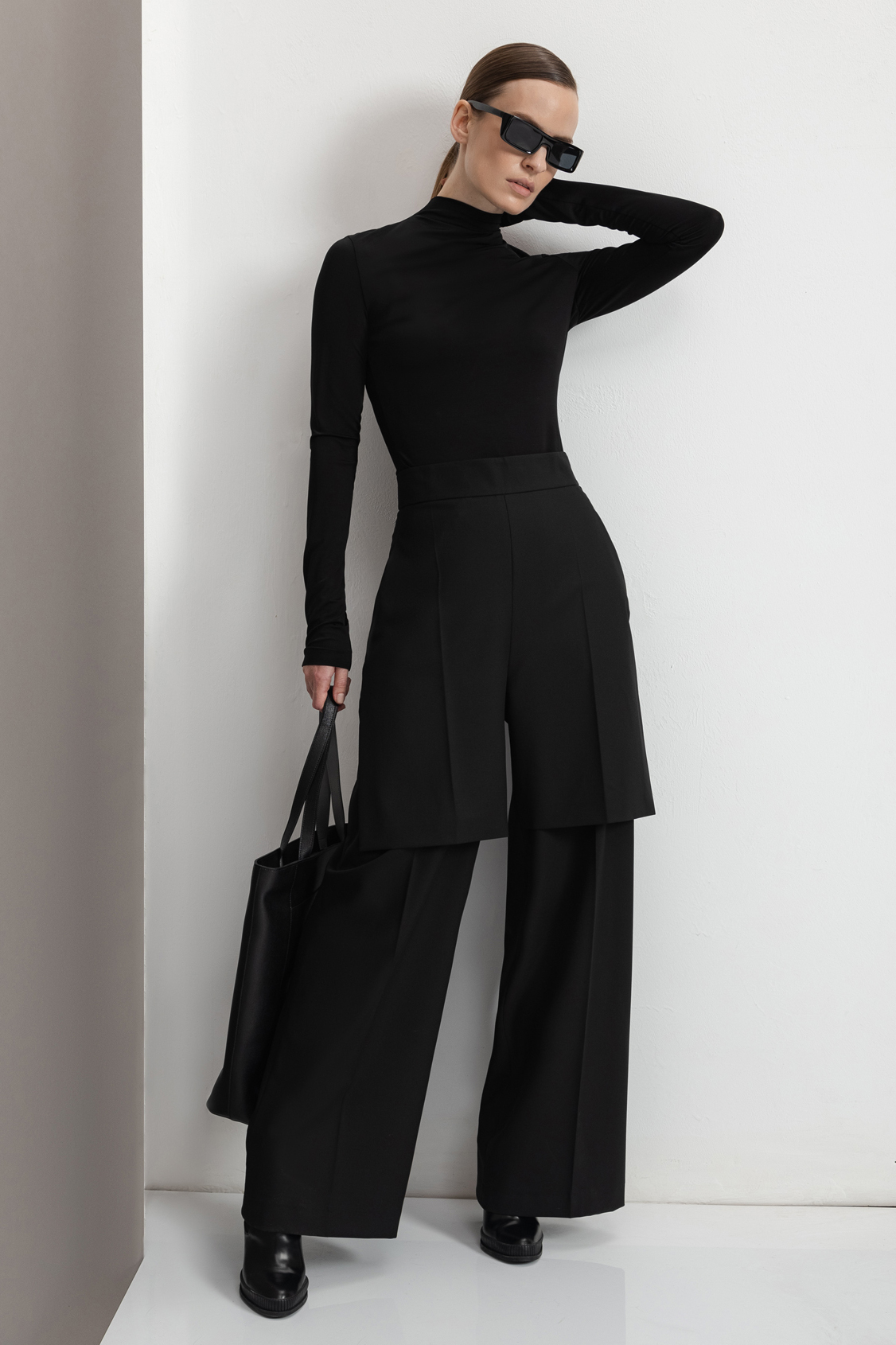 Дизайнерские брюки VASSA&Co, пол female, цвет black