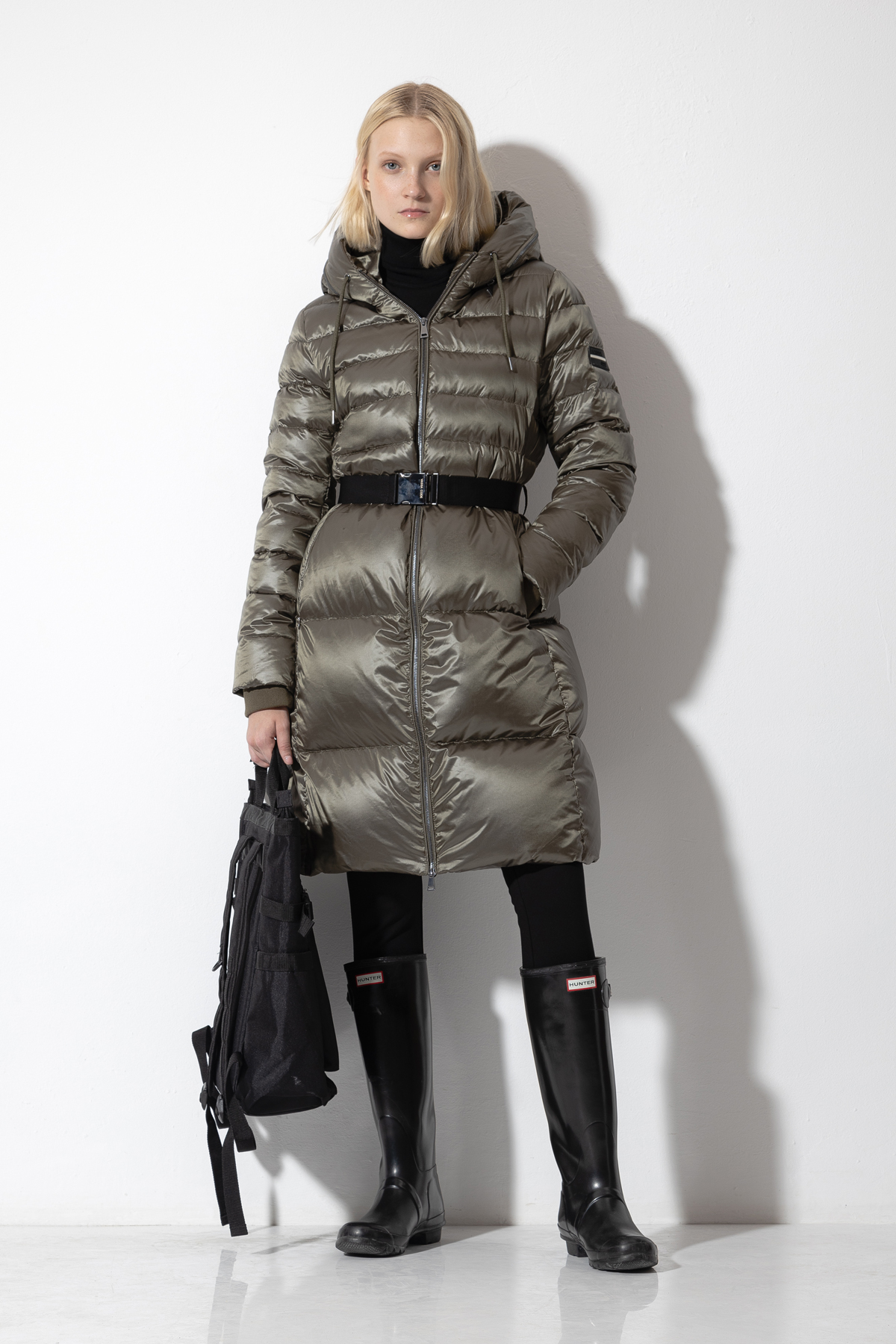 Пальто-пуховик VASSA CODE, пол женский, цвет зеленый