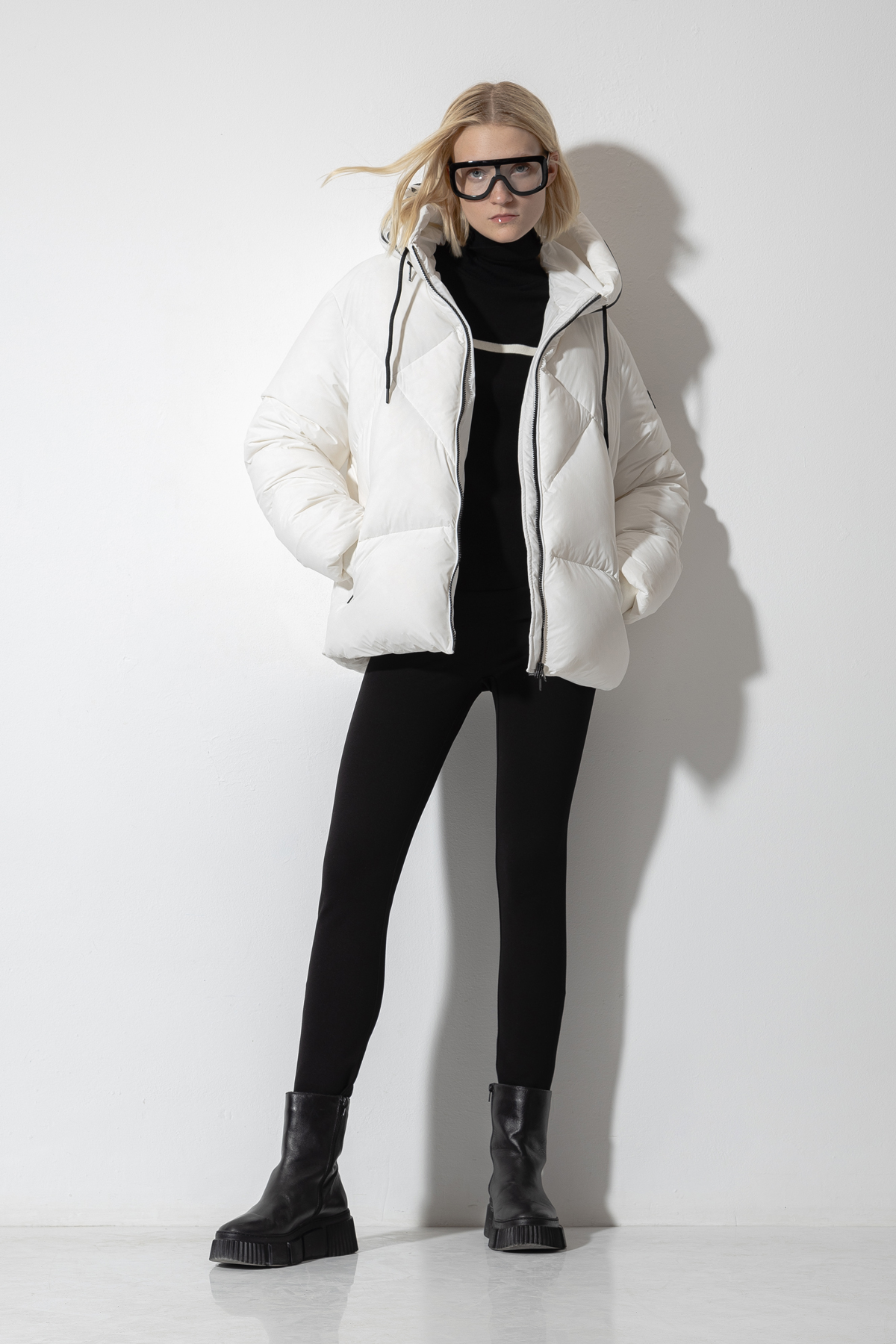 Пуховик VASSA CODE, пол женский, цвет белый