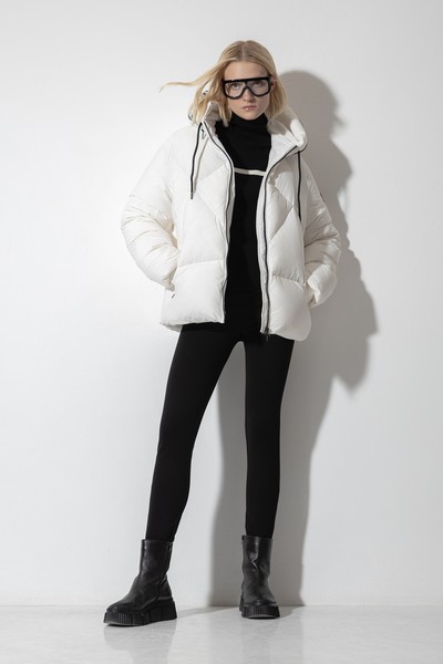 Пуховик VASSA CODE, пол женский, цвет белый