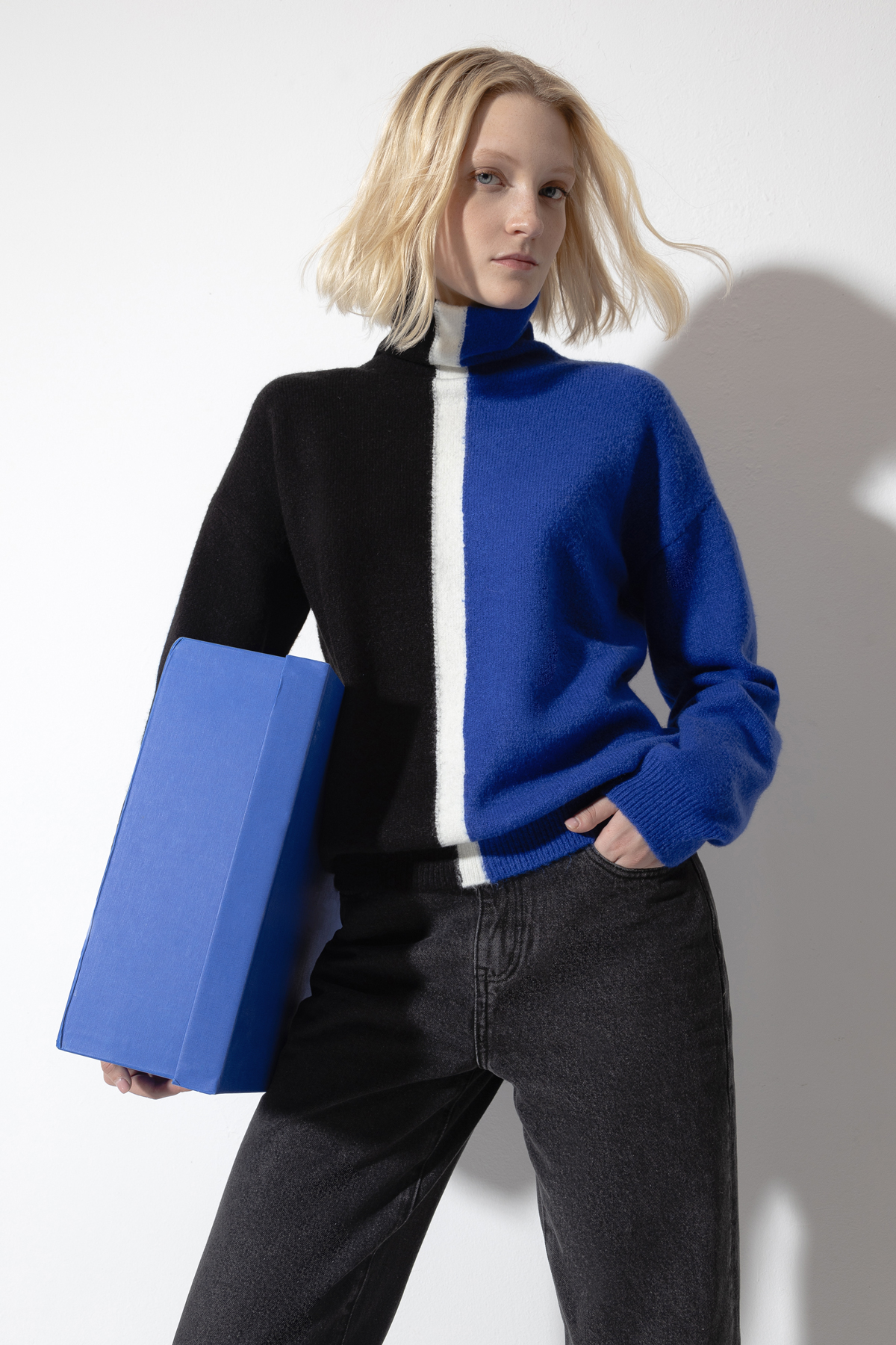 Джемпер с контрастным принтом VASSA CODE, пол женский, цвет синий