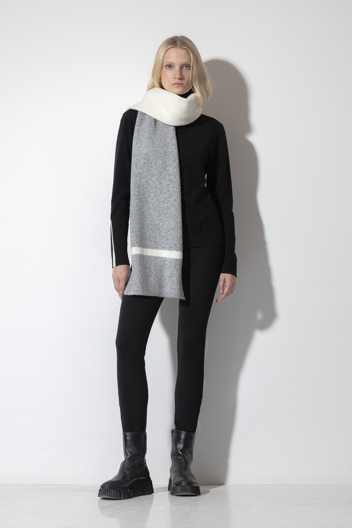 Шарф с контрастным принтом VASSA CODE, пол женский, цвет серый