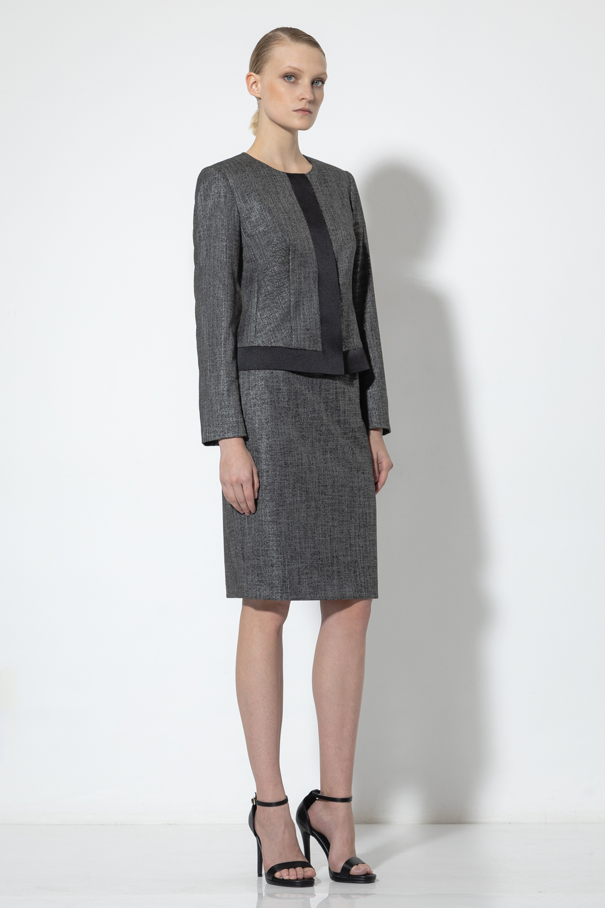 Укороченный  жакет VASSA&Co, пол женский, цвет серый