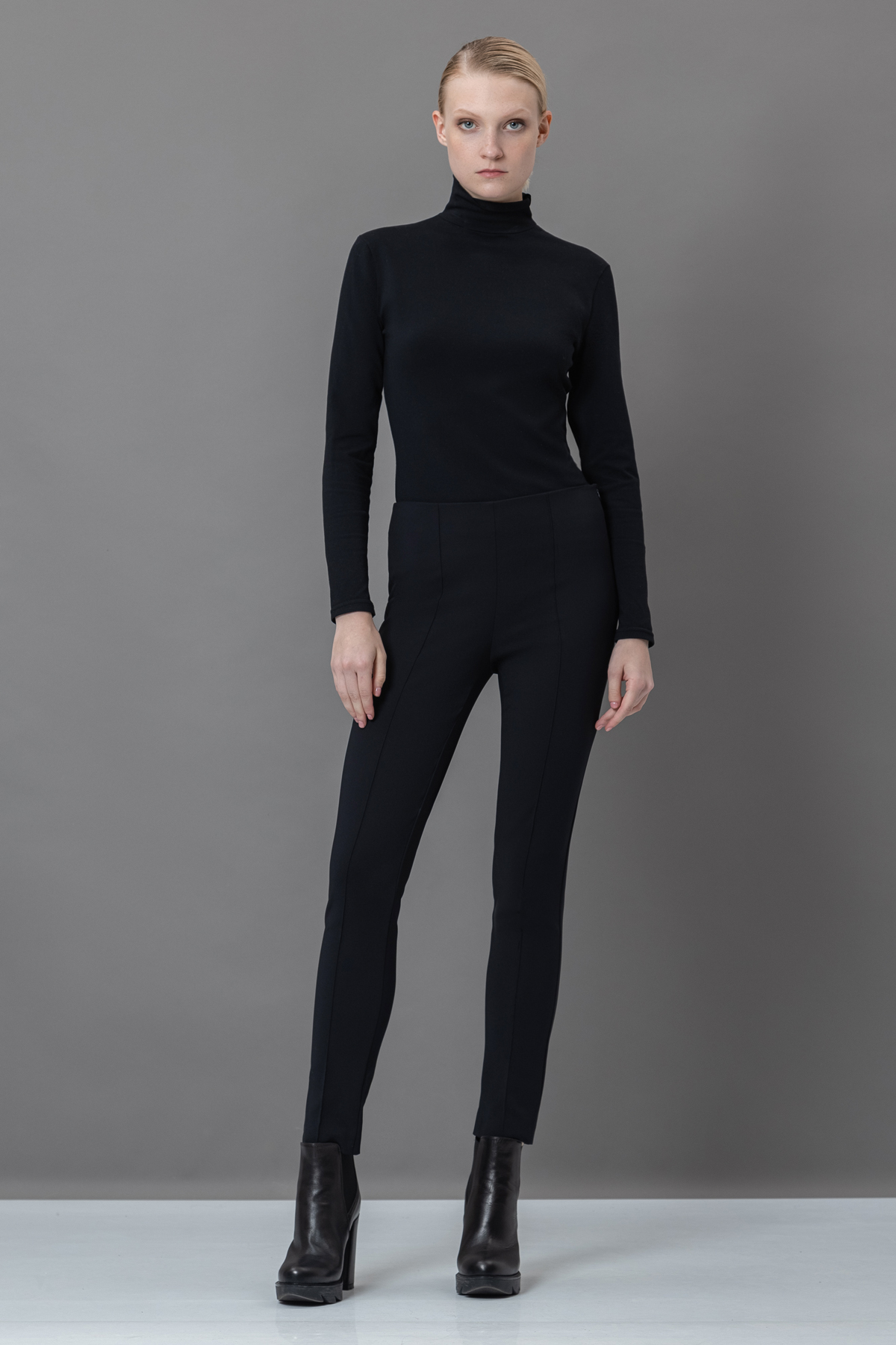 Брюки-леггинсы VASSA&Co, пол женский, цвет черный