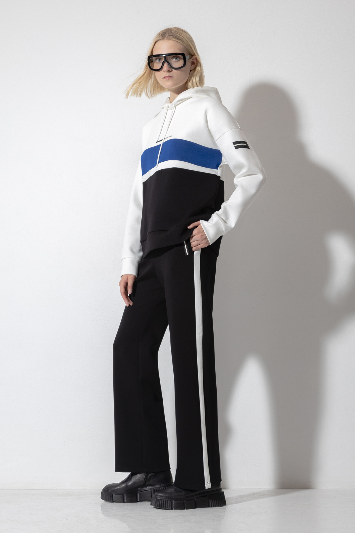 Худи с контрастным принтом VASSA CODE, пол женский, цвет белый