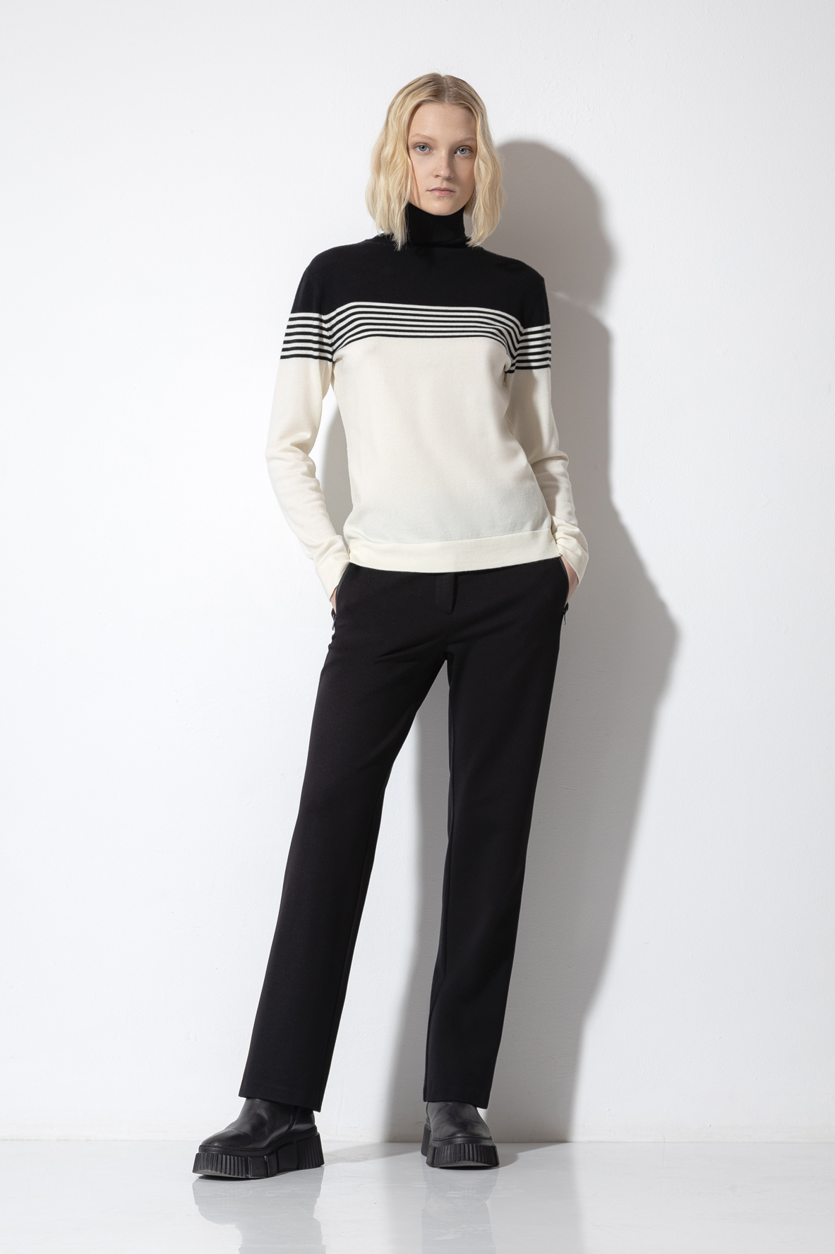 Прямые брюки VASSA CODE, пол женский, цвет черный