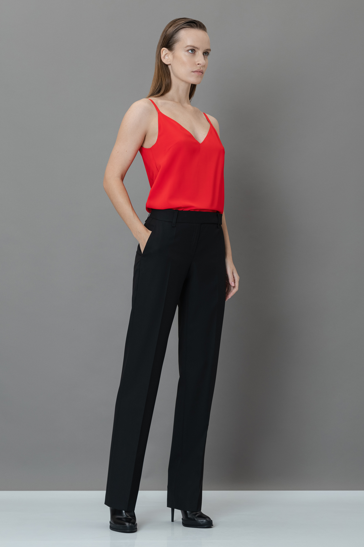 Зауженные брюки со стрелками VASSA&Co, пол женский, цвет черный