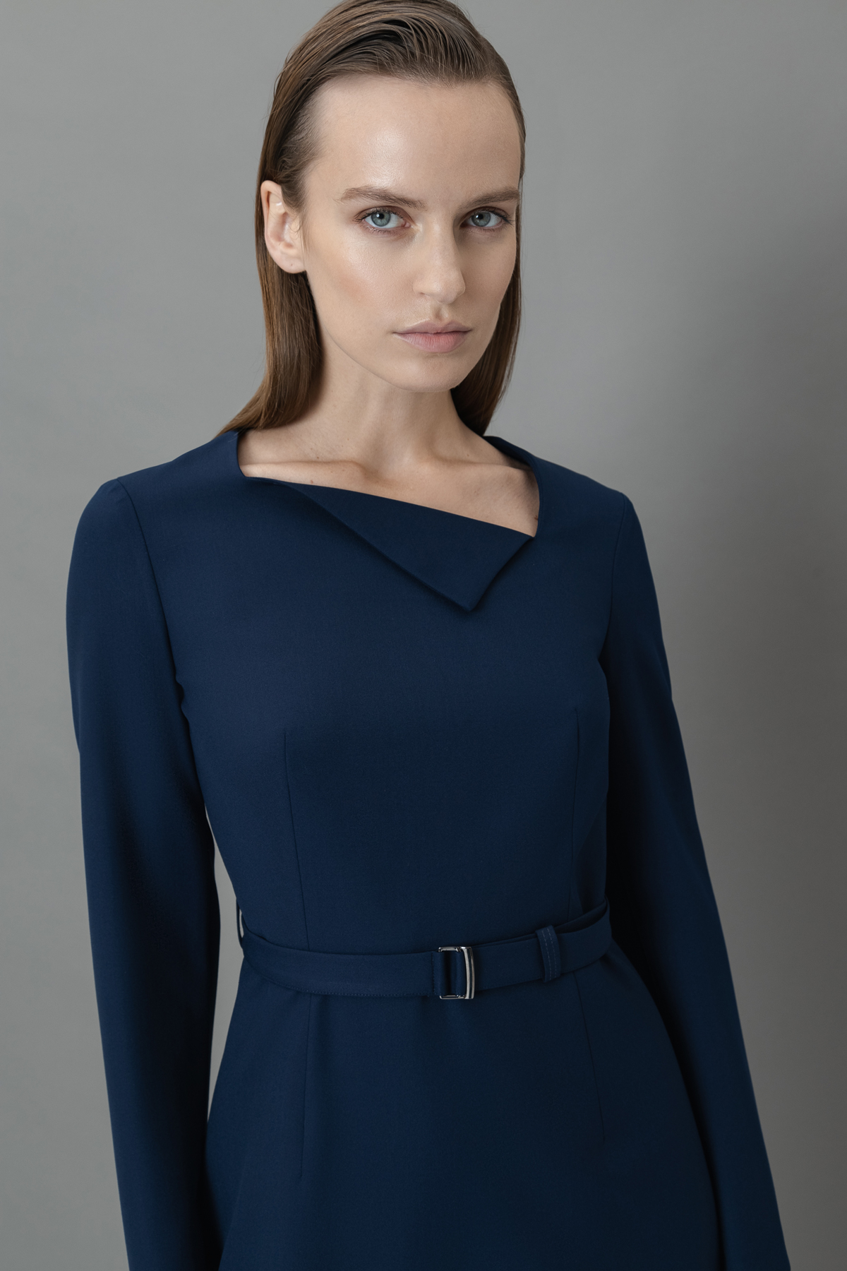 Платье-футляр с асимметричным вырезом VASSA&Co, пол женский, цвет синий