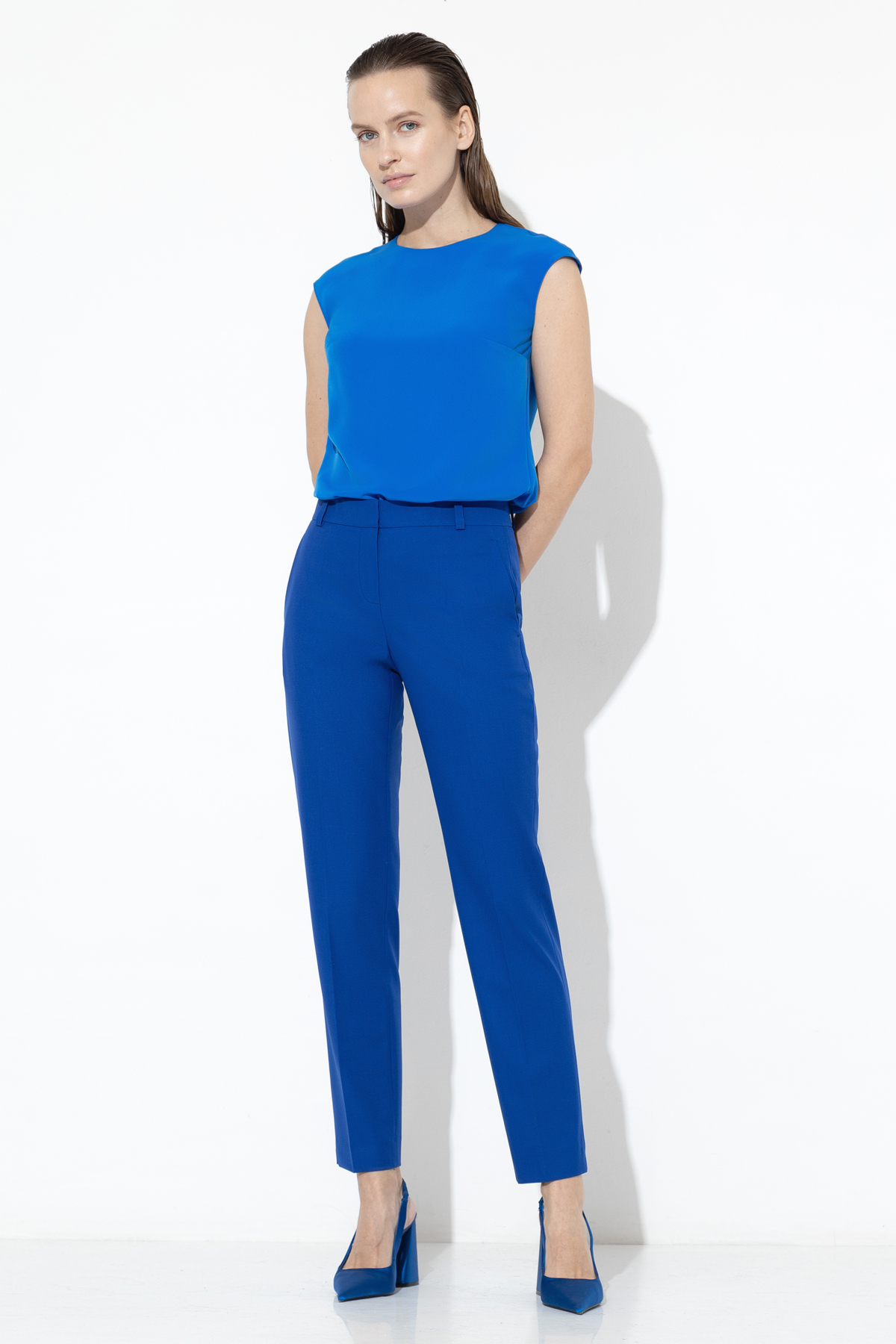 Зауженные брюки VASSA&Co, пол женский, цвет синий