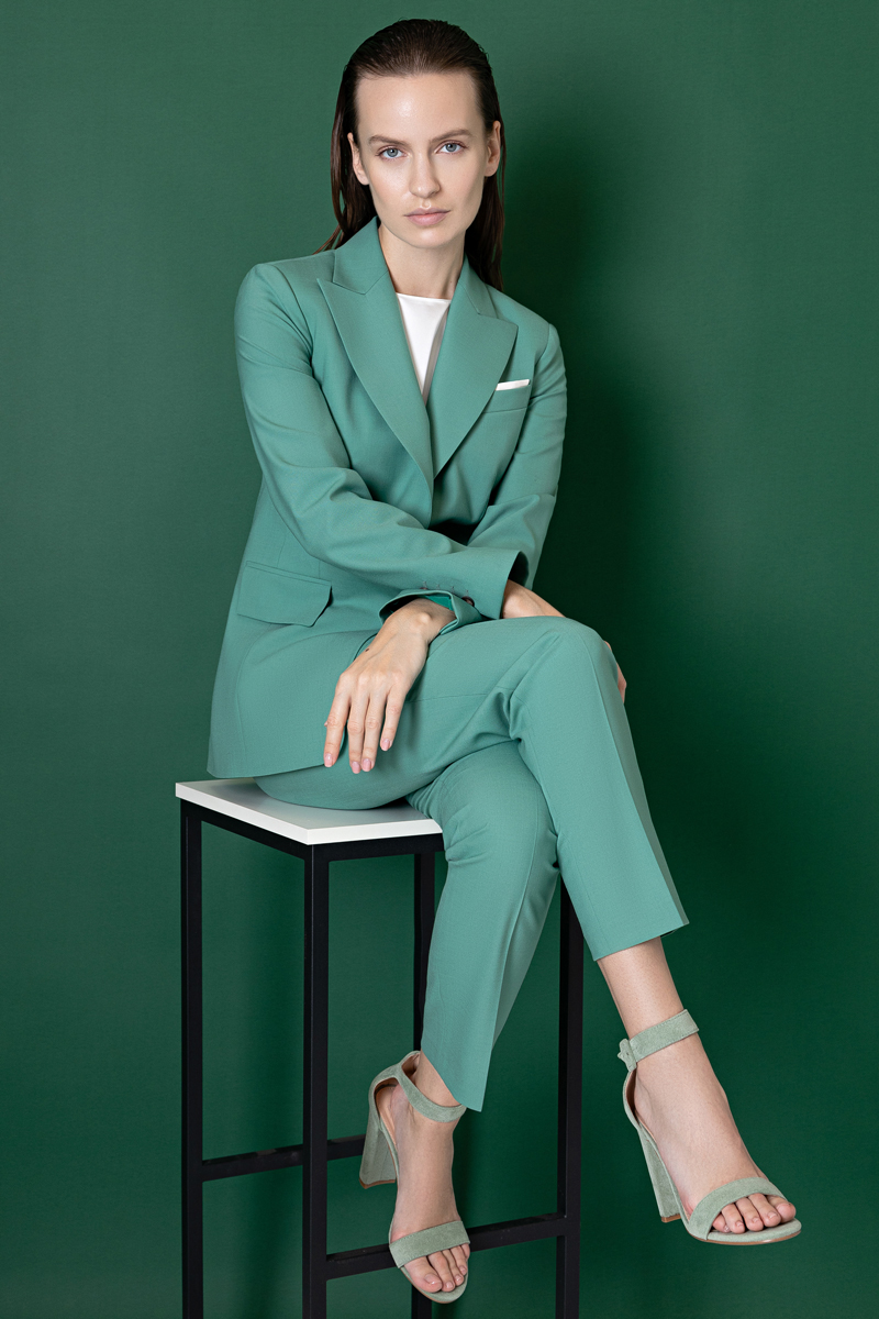 Зауженные брюки VASSA&Co, пол женский, цвет зеленый