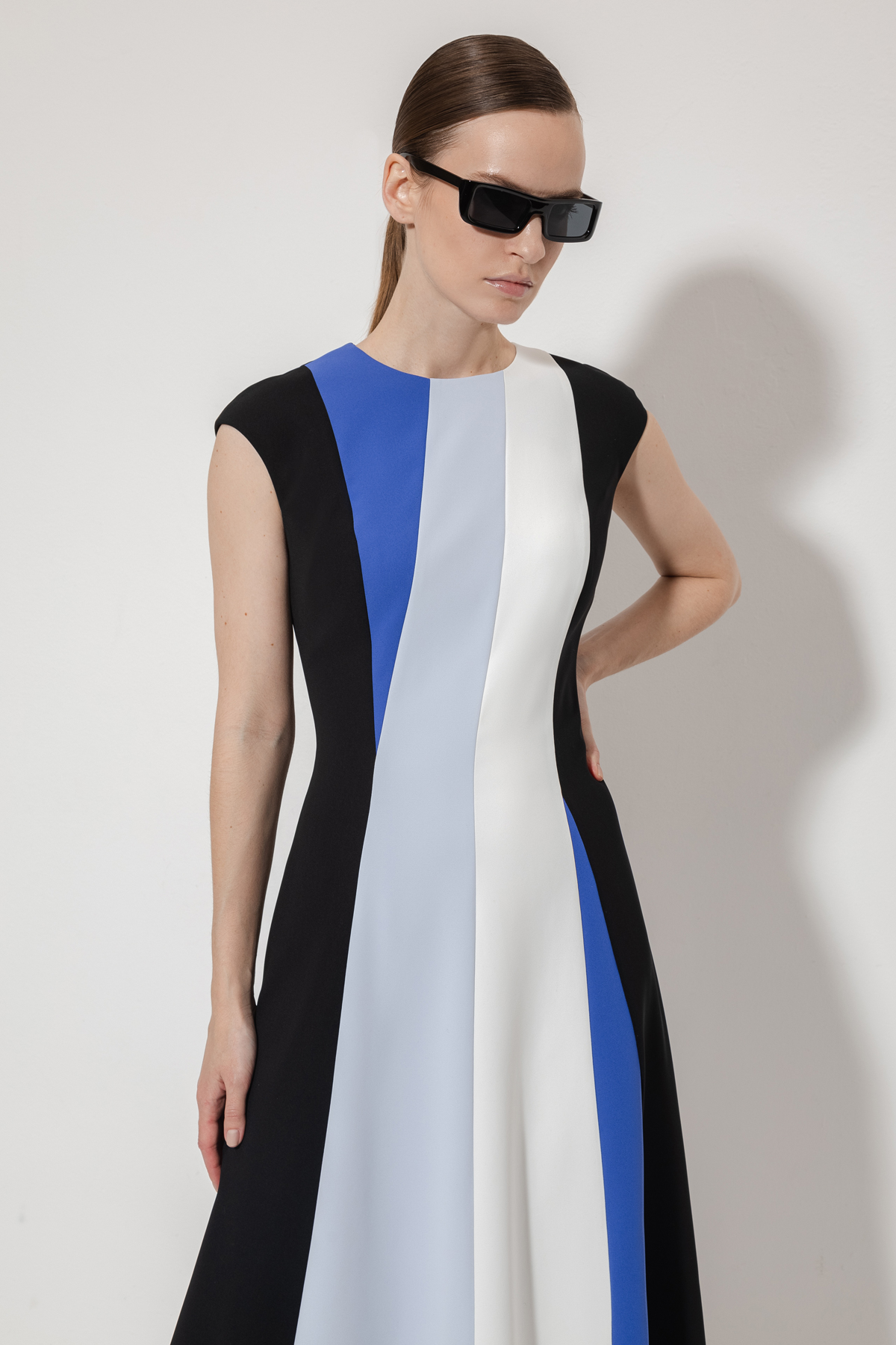 Платье с колорблоком VASSA&Co, пол женский, цвет черный