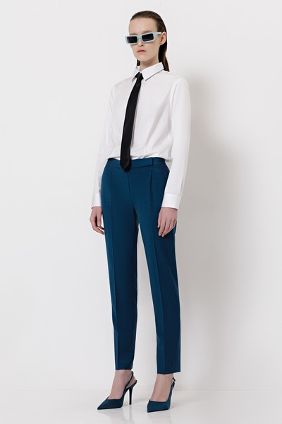 Зауженные брюки VASSA&Co, пол женский, цвет синий