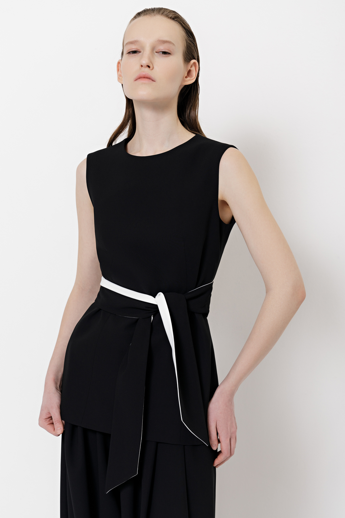 Жилет с контрастным поясом VASSA&Co, пол женский, цвет черный