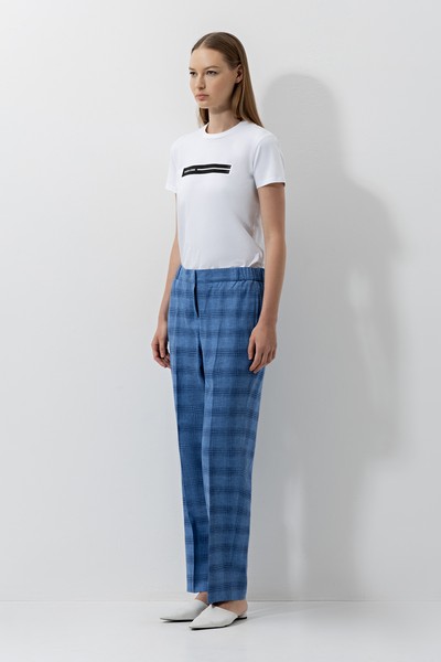 Зауженные брюки в клетку , пол женский, цвет синий