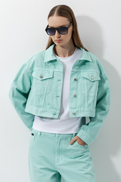 Укороченная джинсовая куртка VASSA CODE, пол женский, цвет зеленый