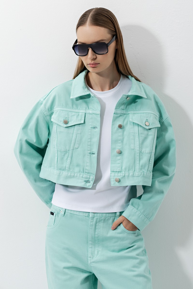 Укороченная джинсовая куртка VASSA CODE, пол женский, цвет зеленый