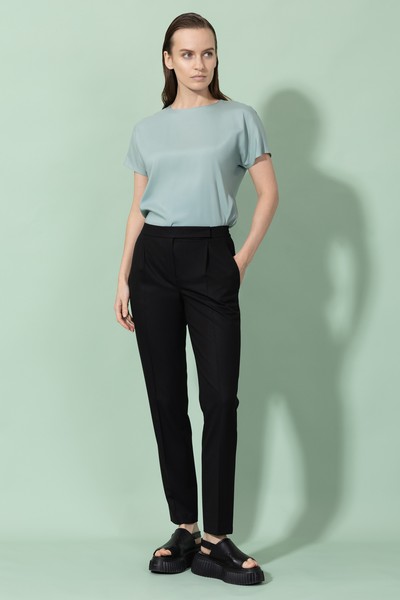 Зауженные брюки VASSA&Co, пол женский, цвет черный