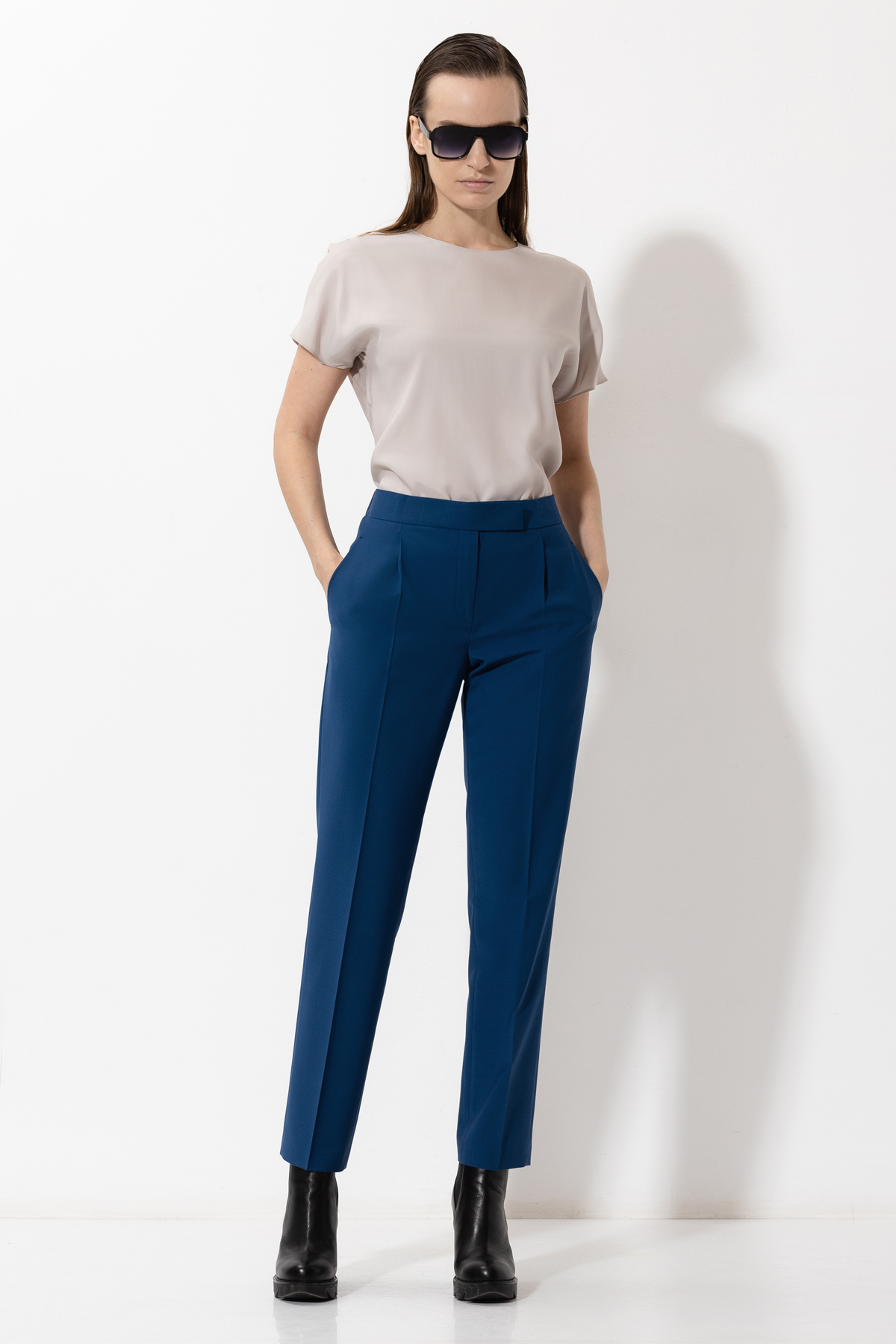 Брюки зауженного кроя VASSA&Co, пол женский, цвет синий