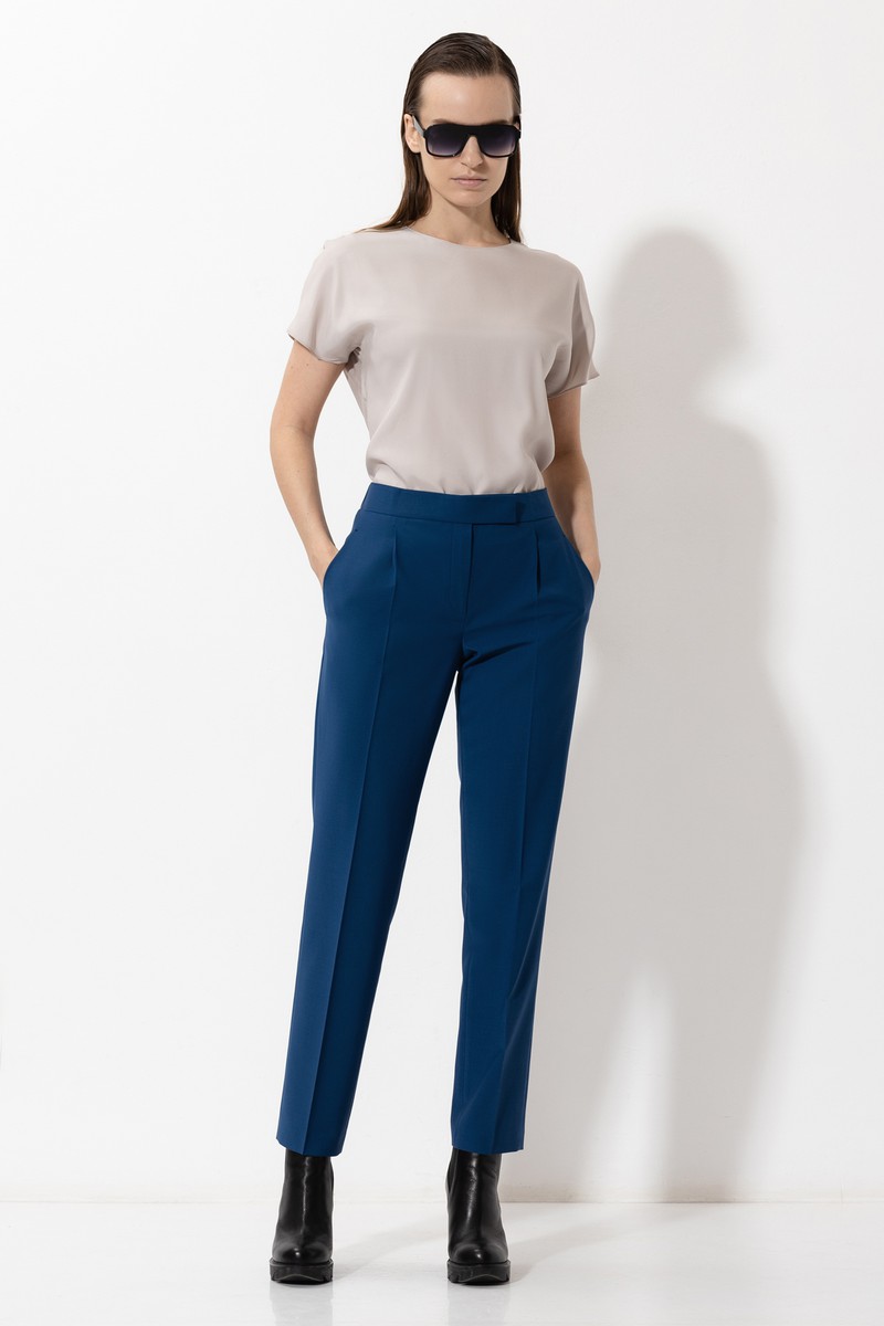 Брюки зауженного кроя VASSA&Co, пол женский, цвет синий