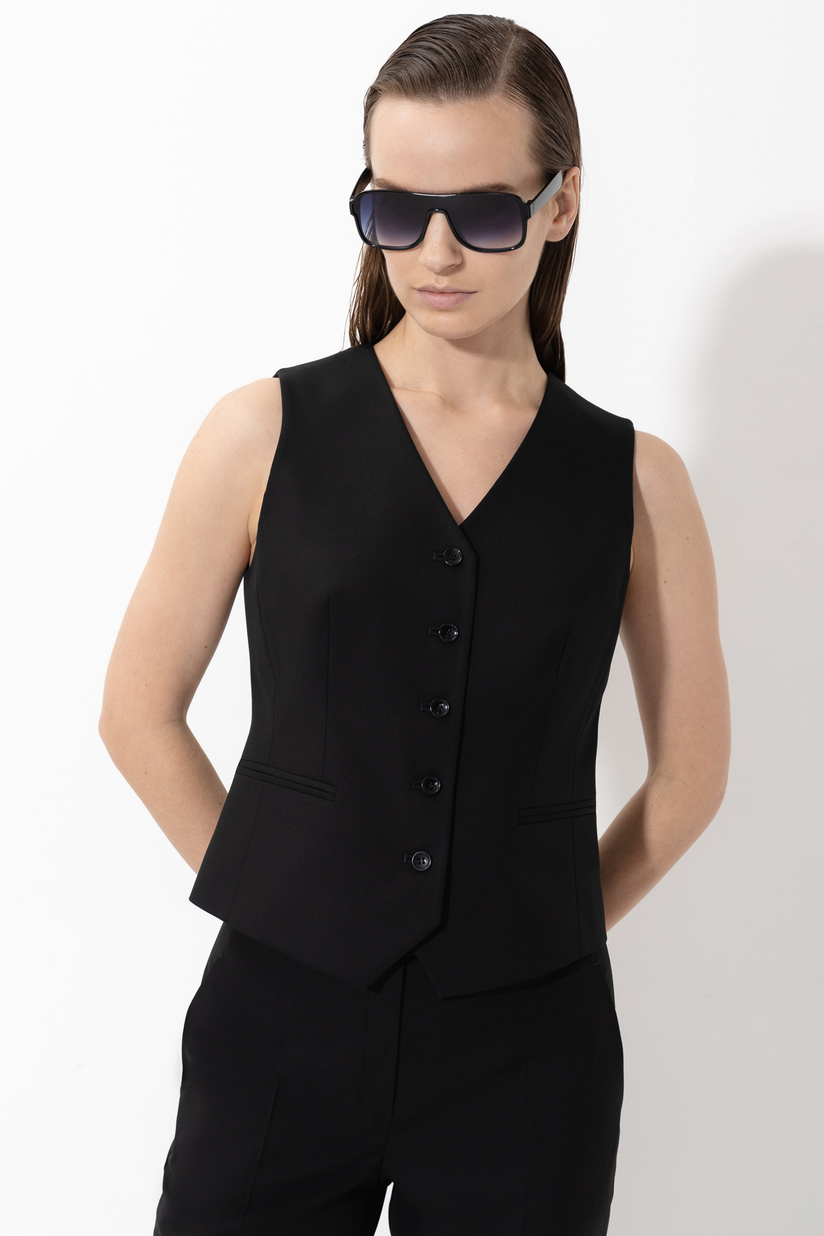 Жилет приталенного кроя VASSA&Co, пол женский, цвет черный