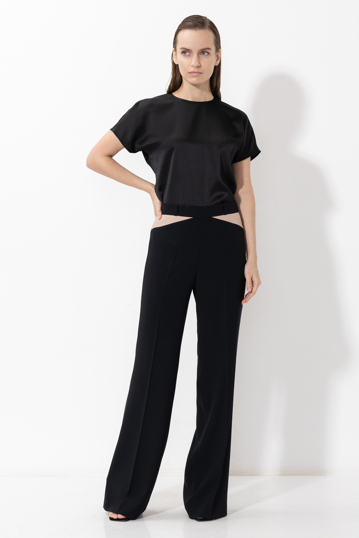 Брюки с контрастными вставками VASSA&Co, пол женский, цвет черный