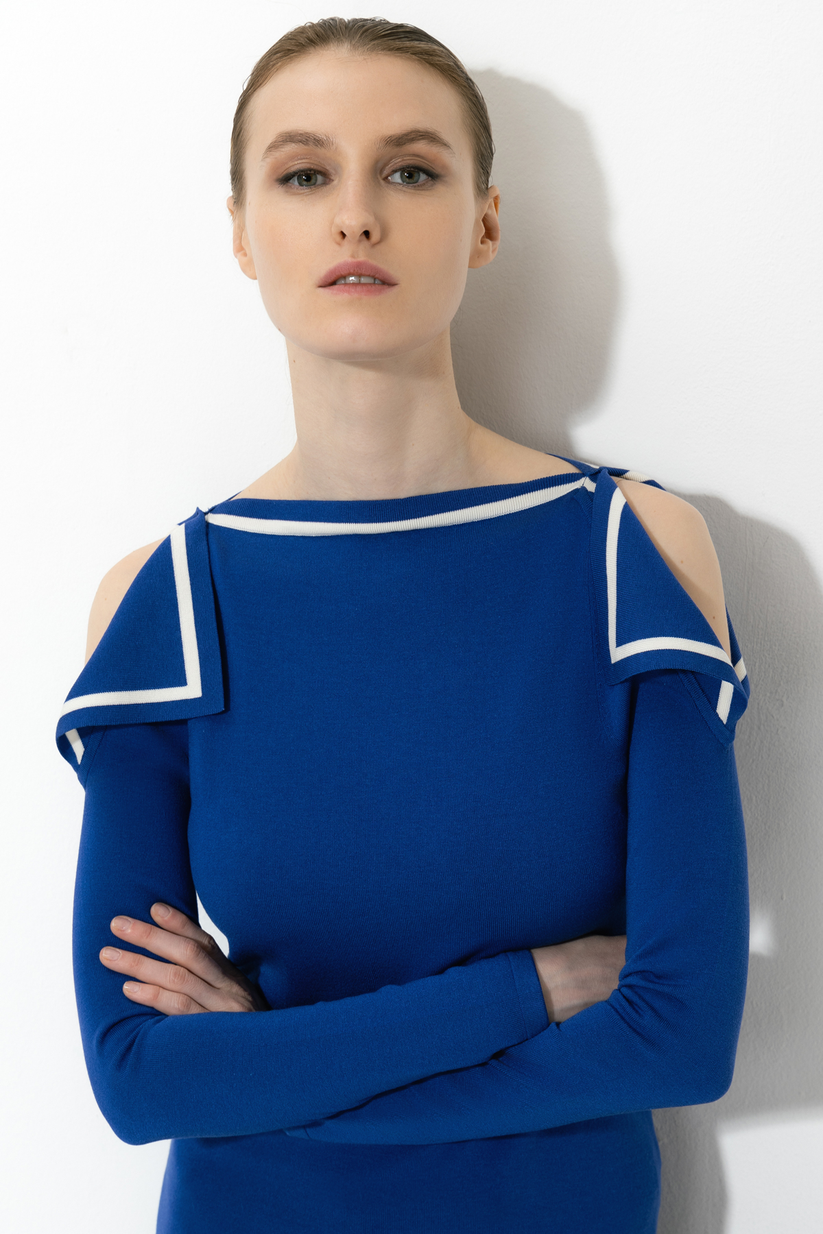 Джемпер с открытыми плечами VASSA&Co, пол женский, цвет синий