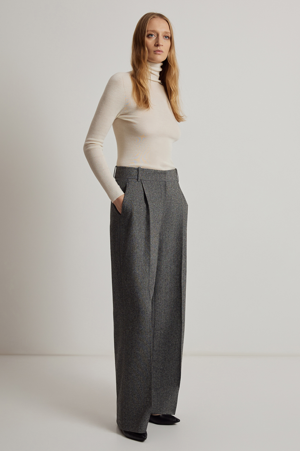 Брюки VASSA CODE, пол женский, цвет серый