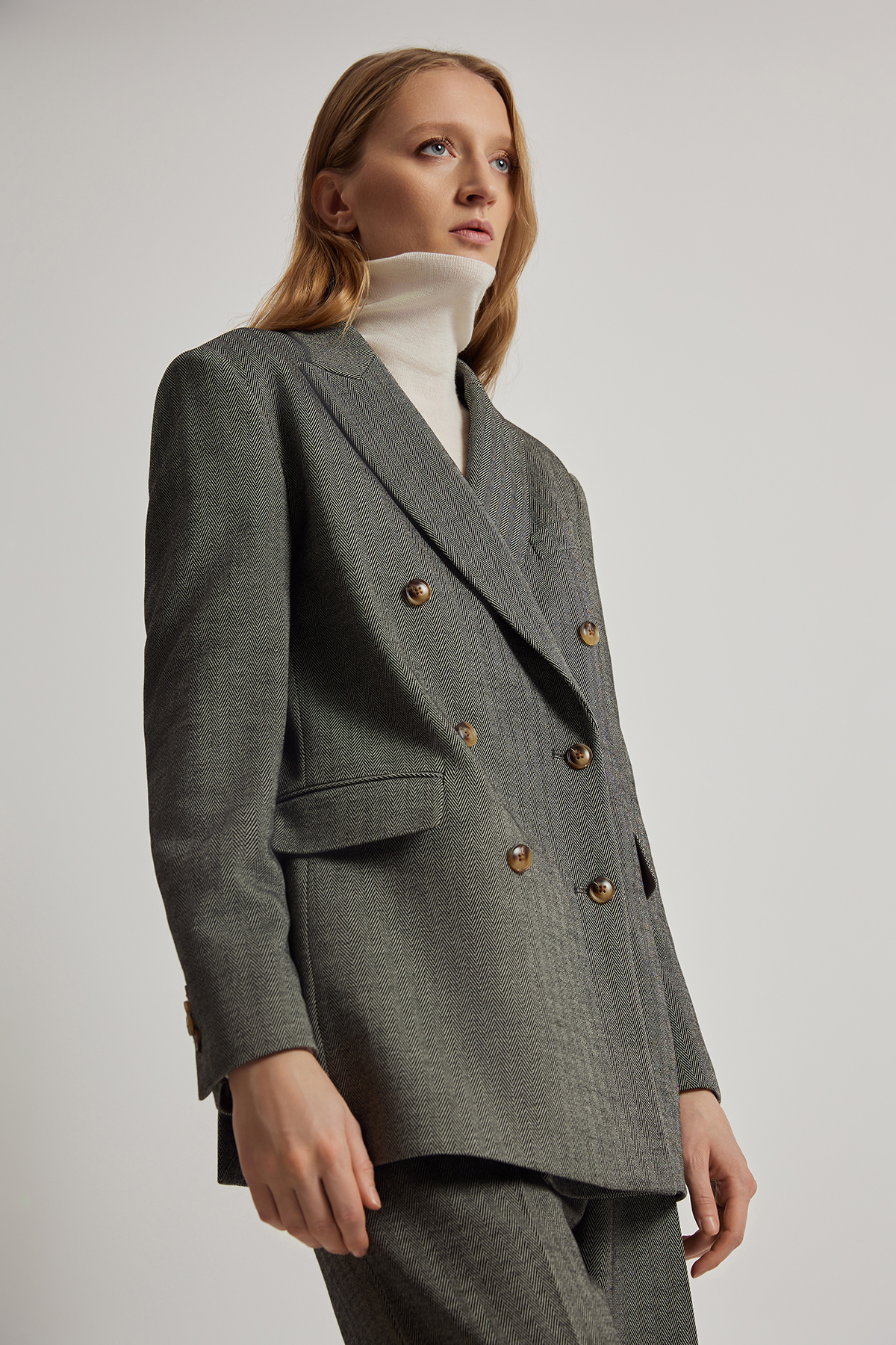 Двубортный жакет VASSA CODE, пол женский, цвет серый