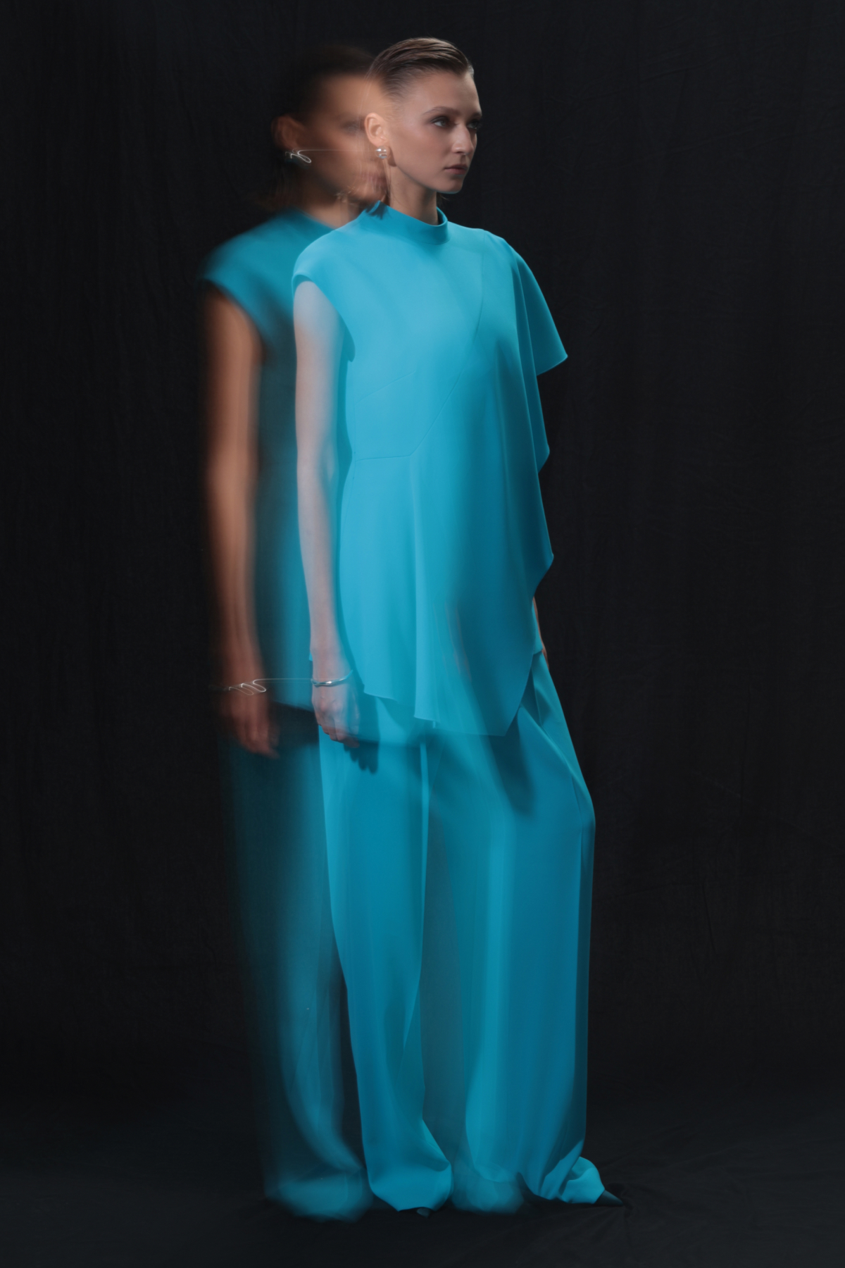 Брюки свободного силуэта VASSA&Co, пол женский, цвет голубой